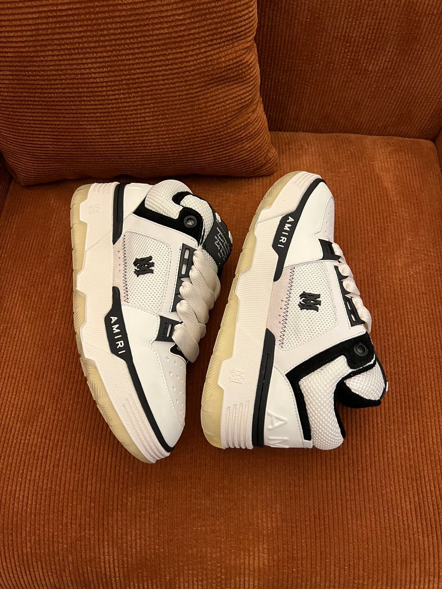 p620💰Men's shoes Amiri Emile's 2023 spring and summer new MA-1 bread shoes, couple models, casual sports shoes, sneakers Amiri gave up the rock punk style in the new season and used a large number of unsaturated colors, Morandi tones, whether you see or wear them, it will make people very happy. The large tongue of the bread shoes continues, shortens the length of the shoe body, thickens the midsole, and the toe part is more rounded. Amiri's brand letters and MA logo appear on the side of the shoe. Fabric: Original customized imported first-layer cowhide + mesh. Lining: Original customized breathable towel lining. Outsole. Foam combination material. Bottom thickness: 4CM. Size: Men's 39-45